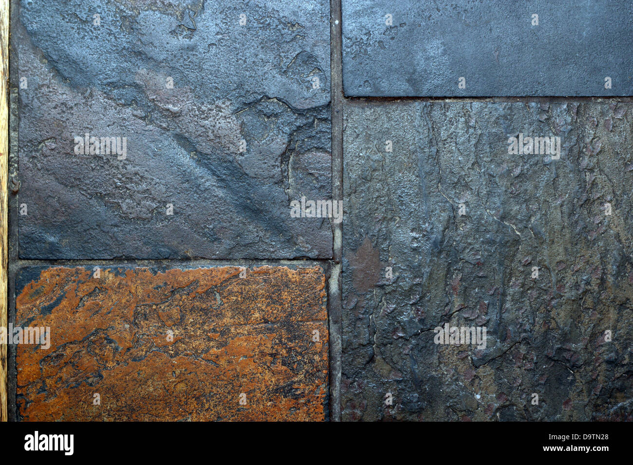 Nahaufnahme von strukturierten Fliesen aus Grunge grauen Stein Stockfoto