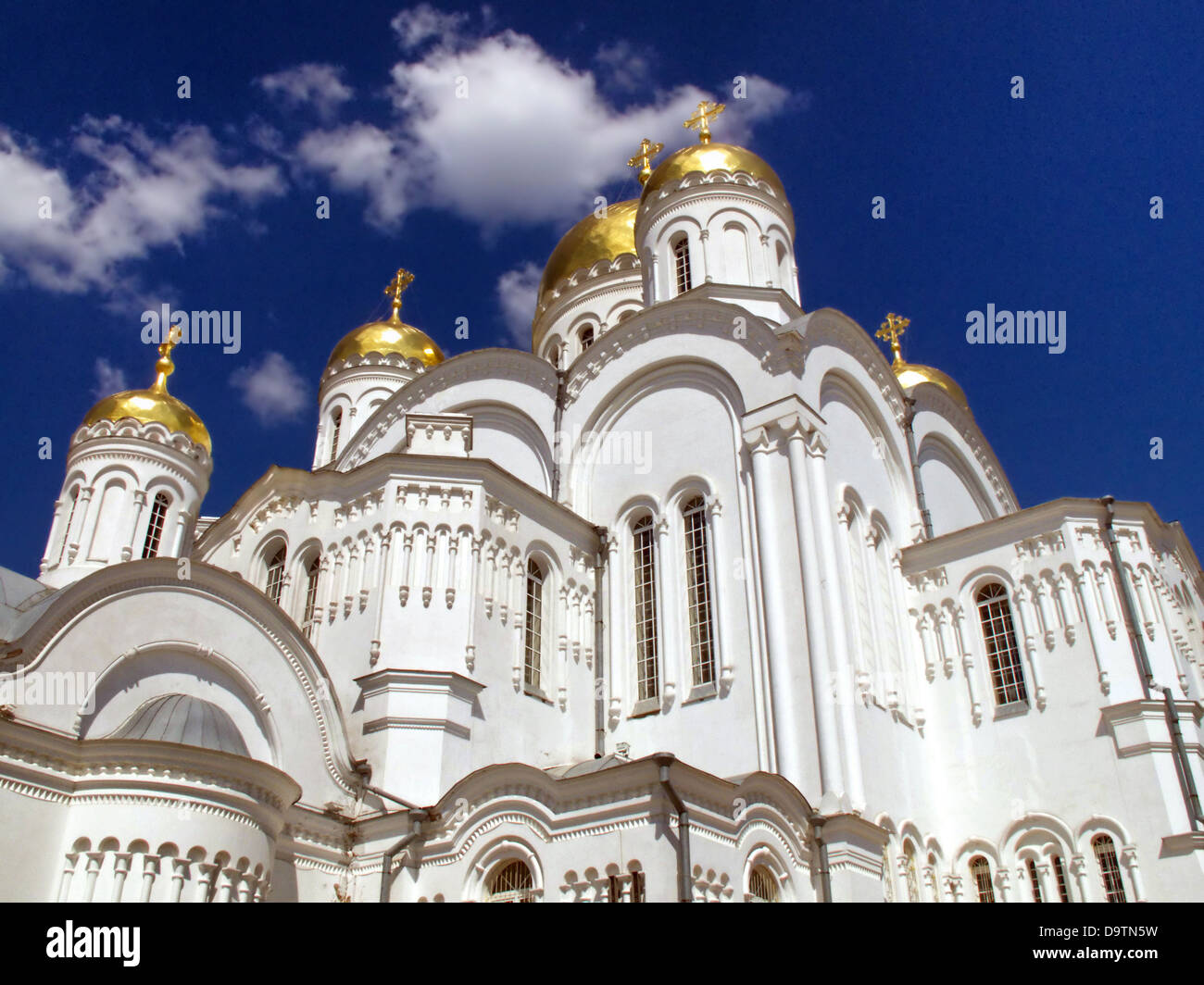 Das Kloster Diveevo in Russland ist ein wichtiges Zentrum des orthodoxen Christentums. Die Kirche ist bekannt für ihre religiöse Bedeutung, die der Jungfrau Maria gewidmet ist, und ist für viele ein Wallfahrtsort. Die Architektur spiegelt traditionelle russisch-orthodoxe Designs wider, mit hoch aufragenden Türmen und komplizierten religiösen Symbolen. Stockfoto