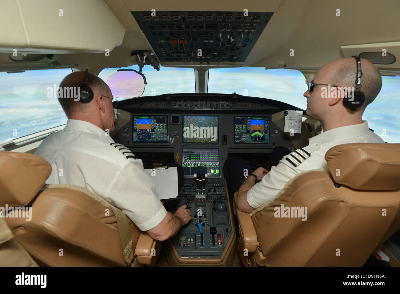 Kapitän und Co-Pilot im Cockpit während des Fluges eines Privatjets Stockfoto