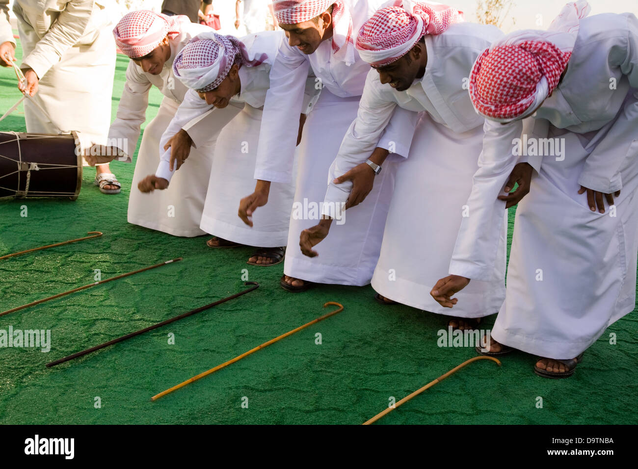 Arabischer Tanz Gruß zur Feier der Ankunft des Kreuzfahrtschiffes MS Deutschland im Hafen von Dubai, U.A.E. Stockfoto