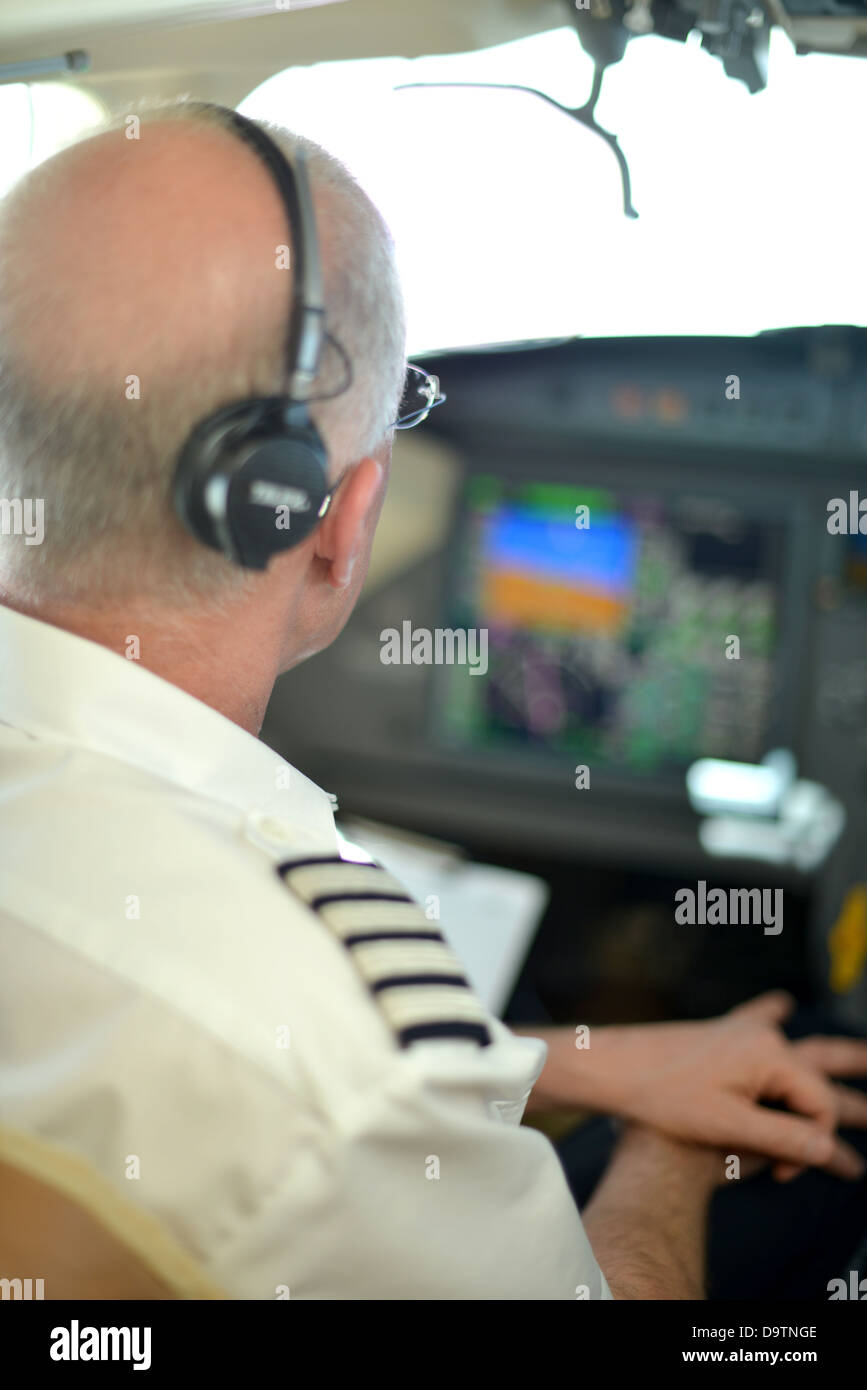 Pilot im Cockpit eines Privatjets Stockfoto