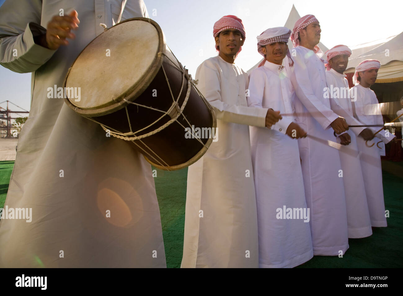 Arabischer Tanz Gruß zur Feier der Ankunft des Kreuzfahrtschiffes MS Deutschland im Hafen von Dubai, U.A.E. Stockfoto
