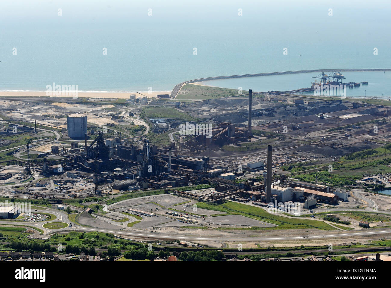 Luftaufnahme von Port Talbot Stahl Werke und Aberavon Beach. Stockfoto