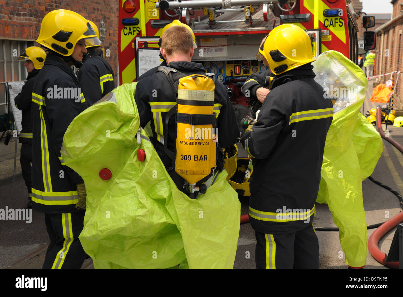 Feuerwehr überprüfen ihre Atemgerät an den Unfallort. Stockfoto