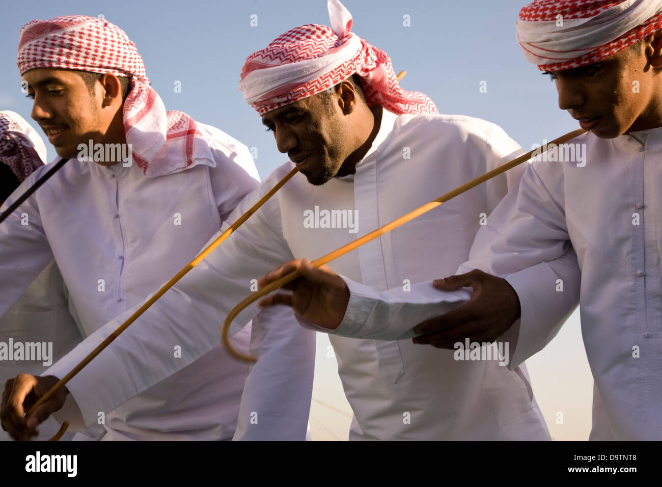 Arabischer Tanz Gruß zur Feier der Ankunft des Kreuzfahrtschiffes MS Deutschland im Hafen von Dubai, U.A.E. Stockfoto