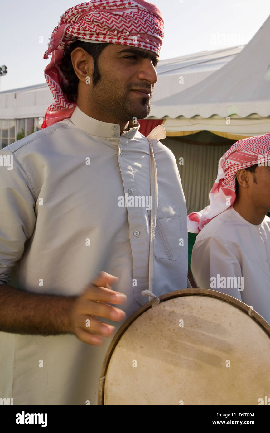Arabischer Tanz Gruß zur Feier der Ankunft des Kreuzfahrtschiffes MS Deutschland im Hafen von Dubai, U.A.E. Stockfoto