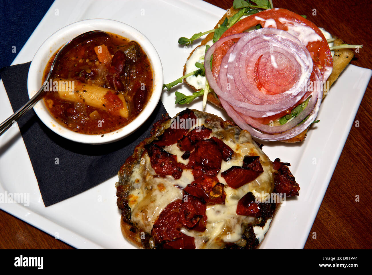Minestrone Suppe, gegrillte Portobello mushroom Burger geschmolzen Havarti Käseplatte vegetarisch Stockfoto