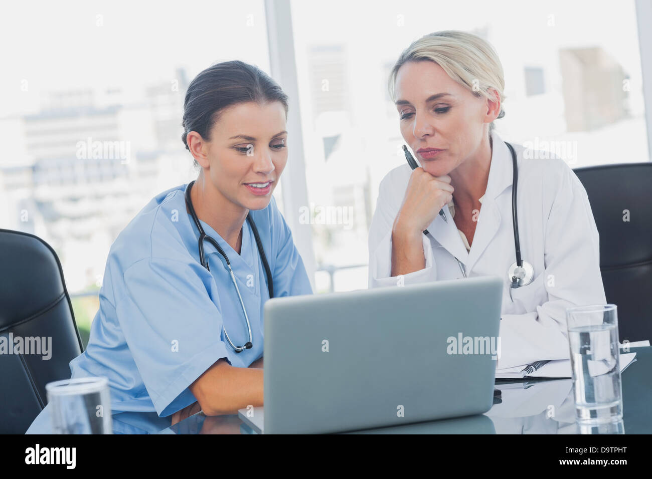 Zwei Ärztinnen arbeiten auf einem laptop Stockfoto