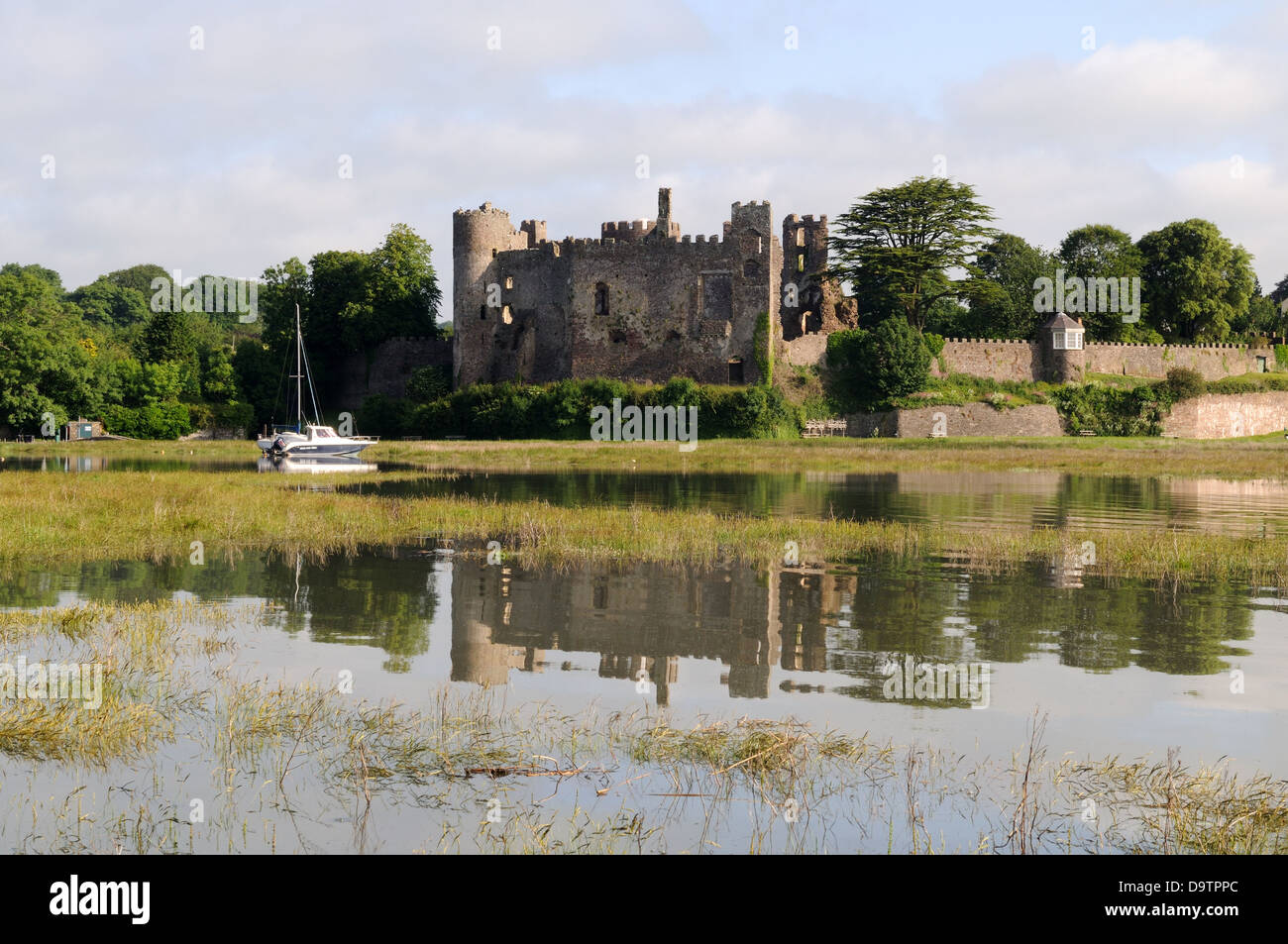 Laugharne Castle bei Flut Taf Estuary Carmarthenshire Wales Cymru UK GB Stockfoto