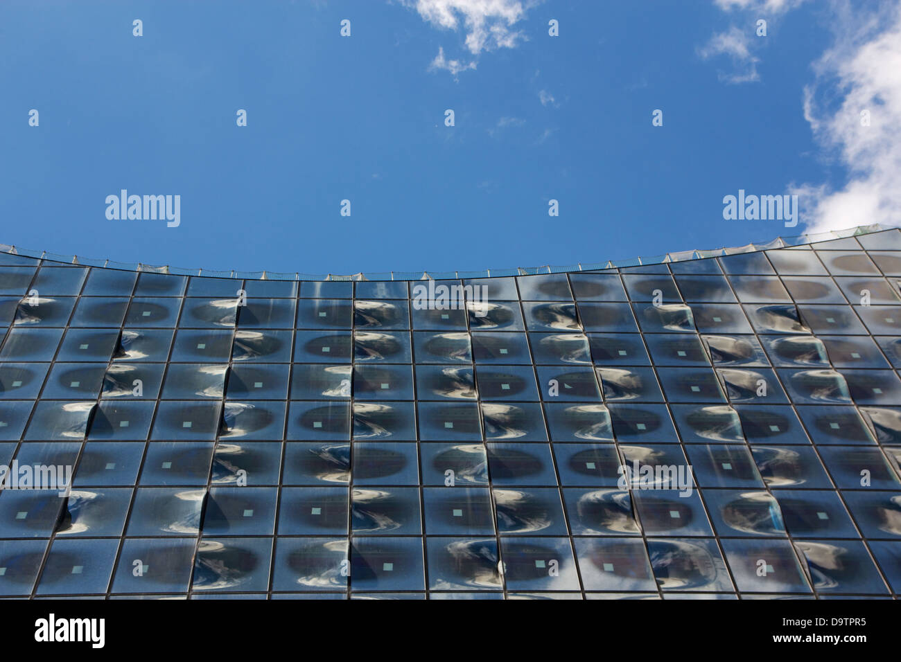 Sehen Sie die Fassade des Wahrzeichens Elbphilharmonie (Elbphilharmonie) im Bau in Hamburg, Deutschland. Stockfoto