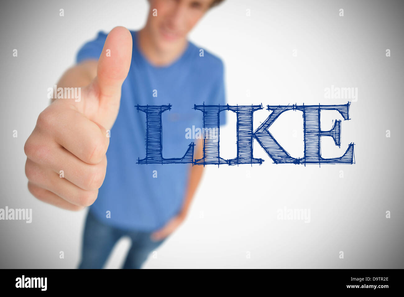 Junge, soziale Netzwerk-Logo mit seinem Daumen oben darstellt Stockfoto