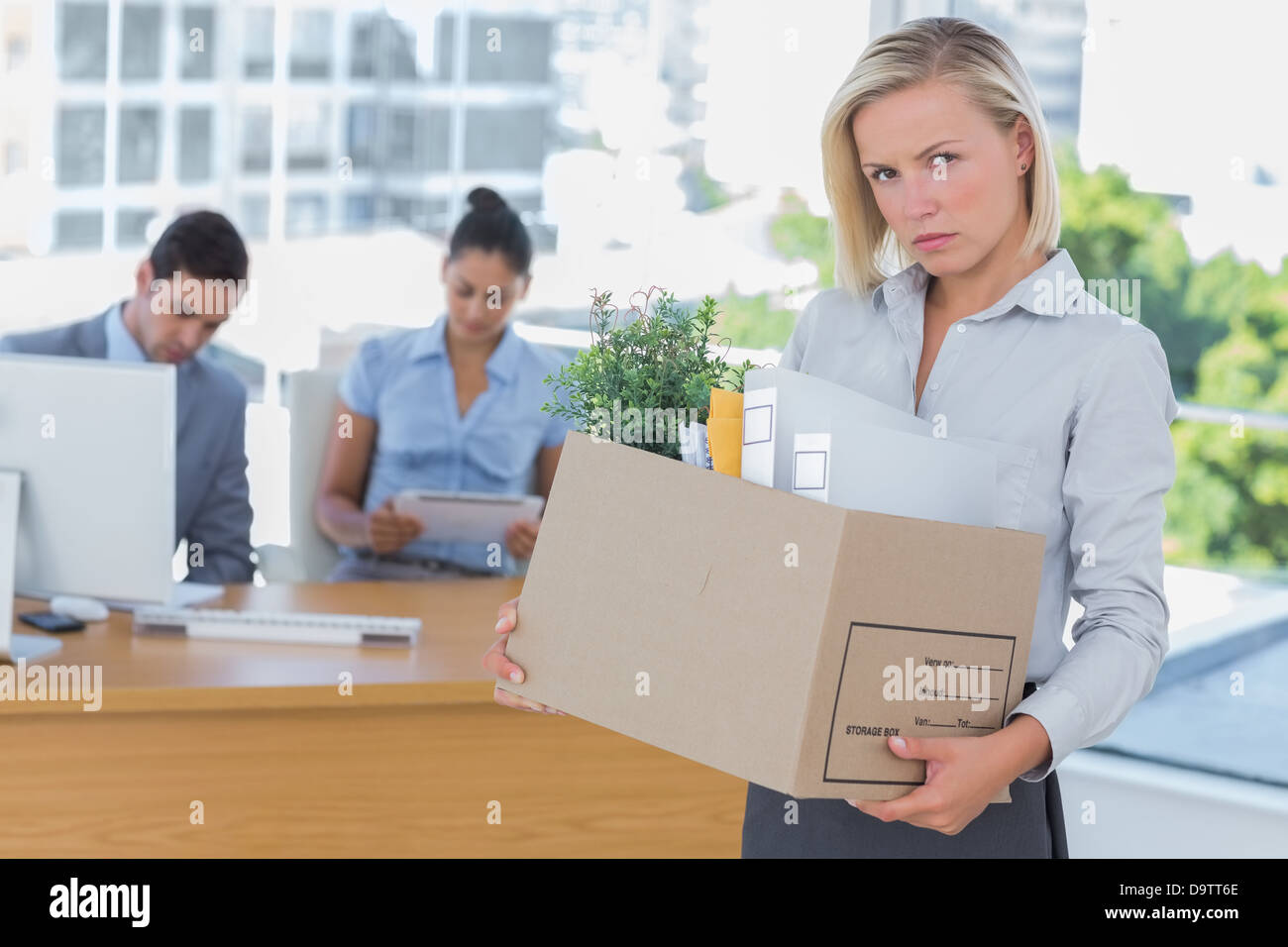 Verärgert Geschäftsfrau Ausscheiden aus dem Amt nach dem Loslassen wird Stockfoto