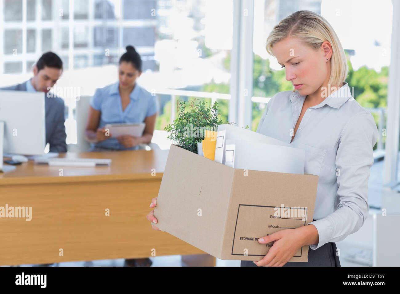 Geschäftsfrau, Ausscheiden aus dem Amt nach Entlassung Stockfoto