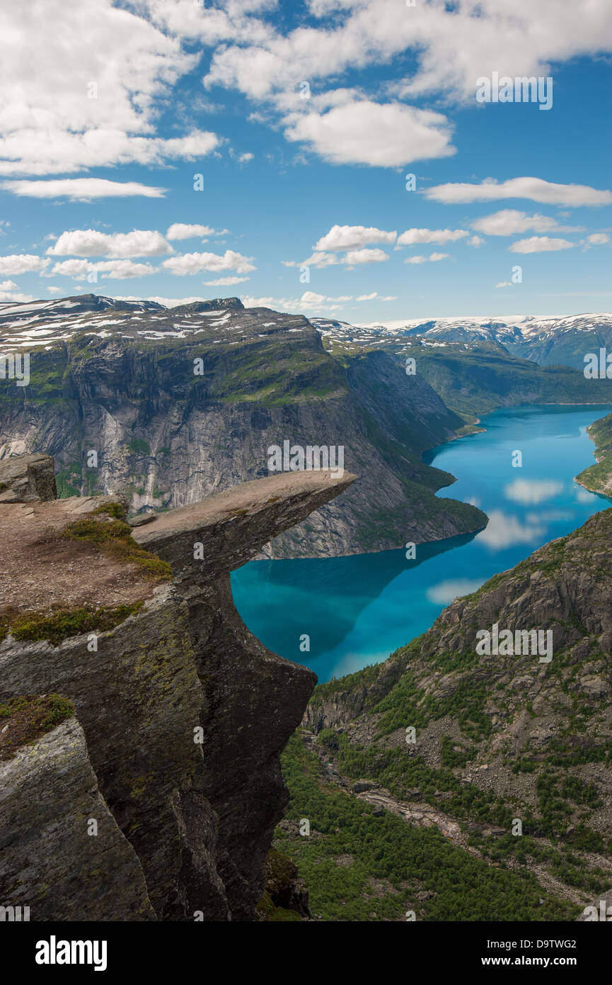 Trolltunga, Trolls Zunge Felsen über dem See Ringedalsvatnet, Norwegen Stockfoto