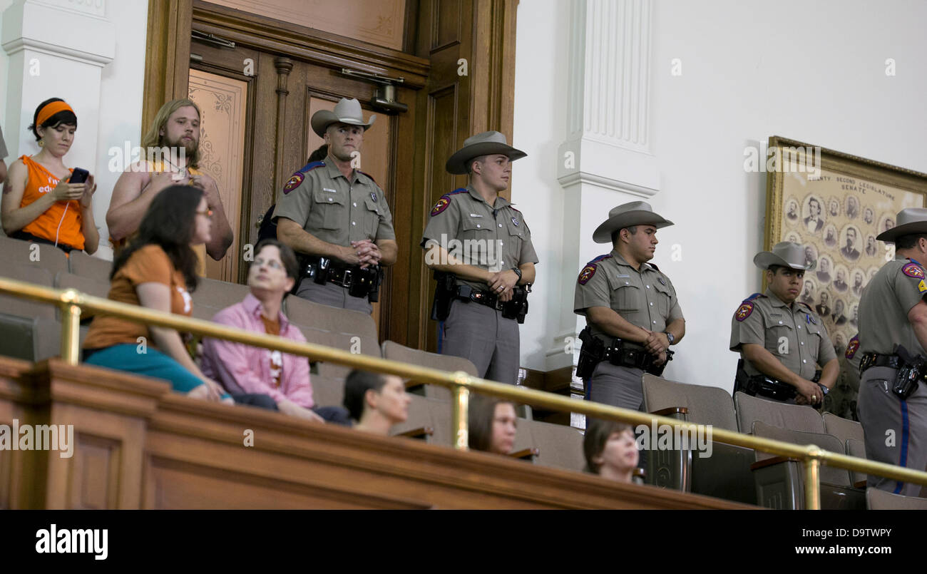 Texas State Troopers bewachen Ausgang zum Senat Galerie, wie laut Zuschauer während der Debatte über eine umstrittene Abtreibung Gesetz protestiert. Stockfoto