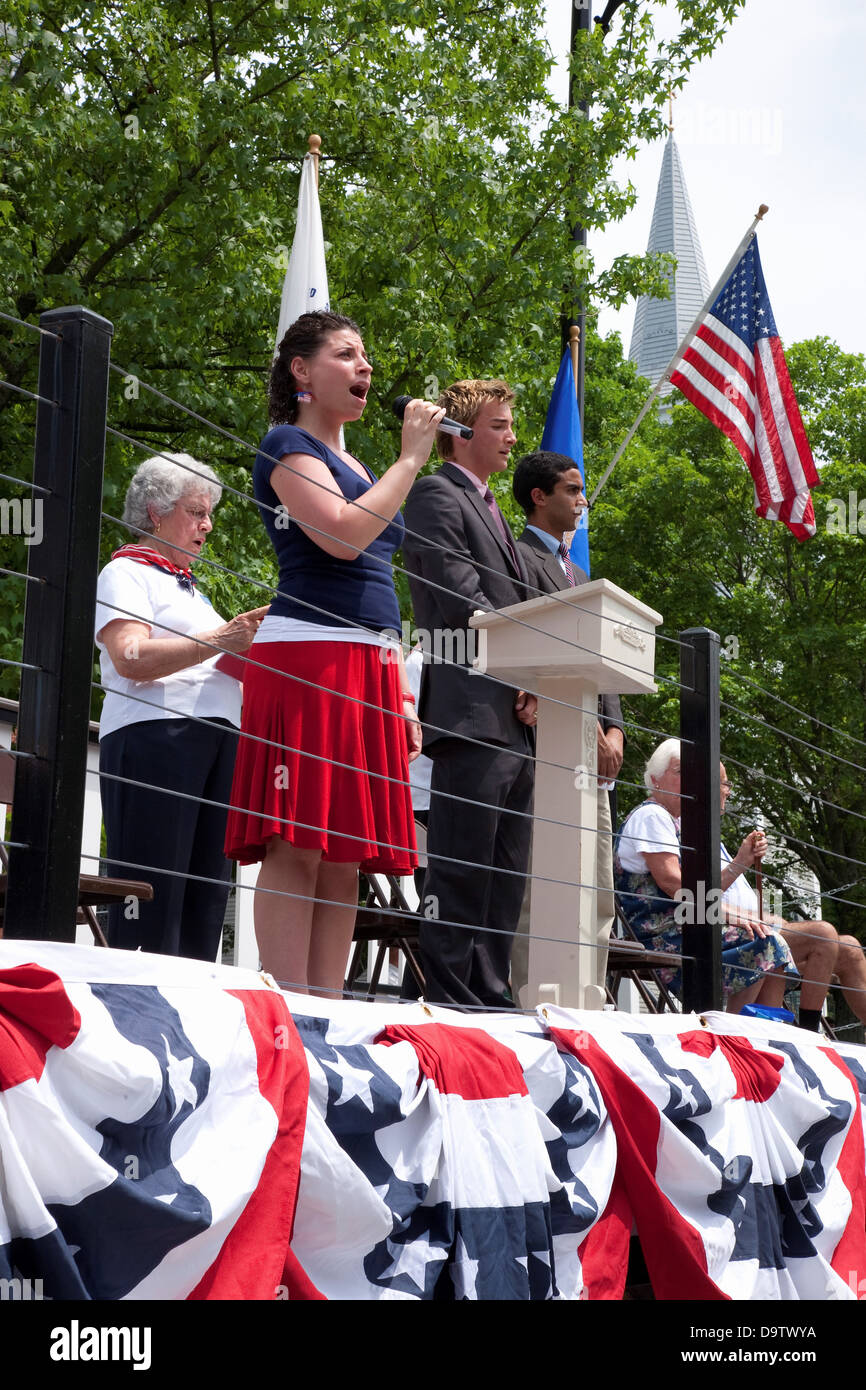 Junge Frau singt "God Bless America'' bei Memorial Day 2011 Zeremonien, Concord, MA Stockfoto