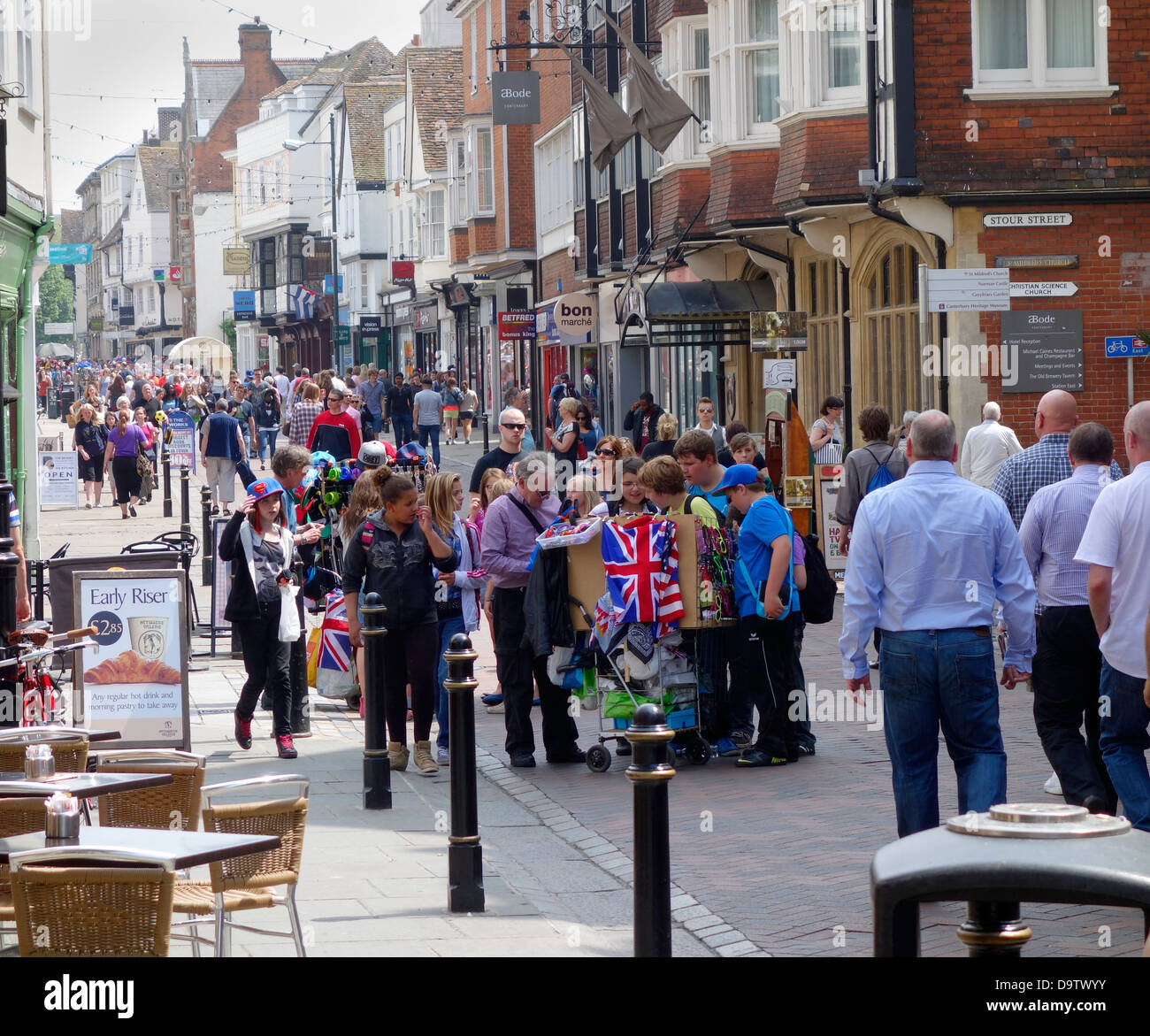 Canterbury belebten Hauptstraße Shopper Besucher Touristen Stockfoto
