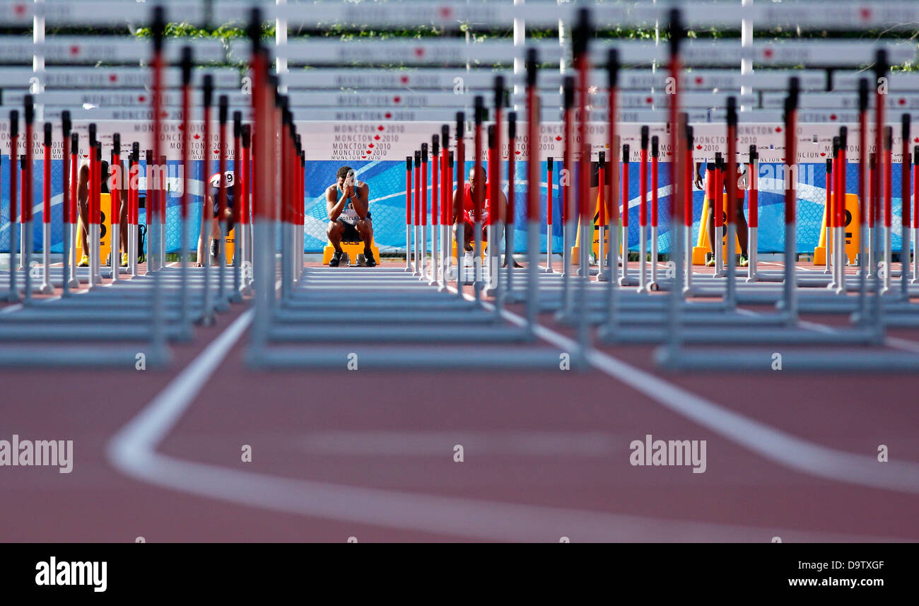 Moseley Ingvar bereitet die 110 Meter Hürden bei den kanadischen Meisterschaften Leichtathletik & 22. Juni 2013 in Moncton, Kanada. Stockfoto