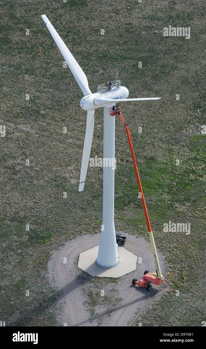Arbeiter Anpassungen auf der Windkraftanlage und Gondel am National Wind Technology Center 21. Mai 2013 in Golden, Colorado. Stockfoto