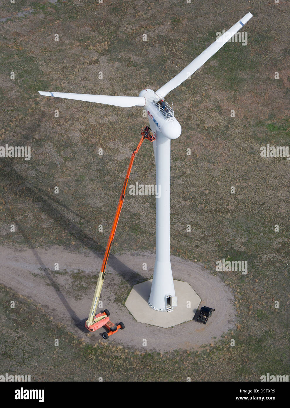 Arbeiter Anpassungen auf der Windkraftanlage und Gondel am National Wind Technology Center 21. Mai 2013 in Golden, Colorado. Stockfoto