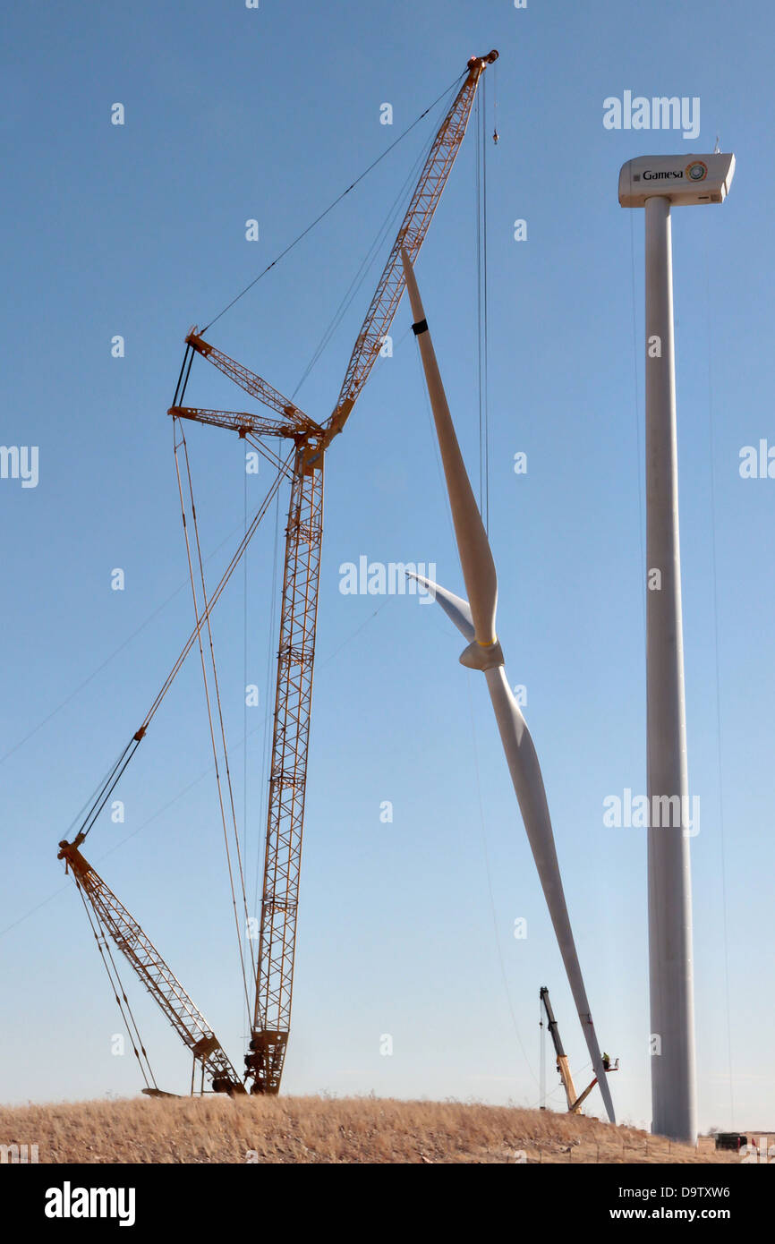 Ein Kran hebt die riesigen Flügel während des Baus der Windkraftanlage Gamesa und Gondel am National Wind Technology Center 8. Februar 2013 in Boulder, Colorado. Stockfoto