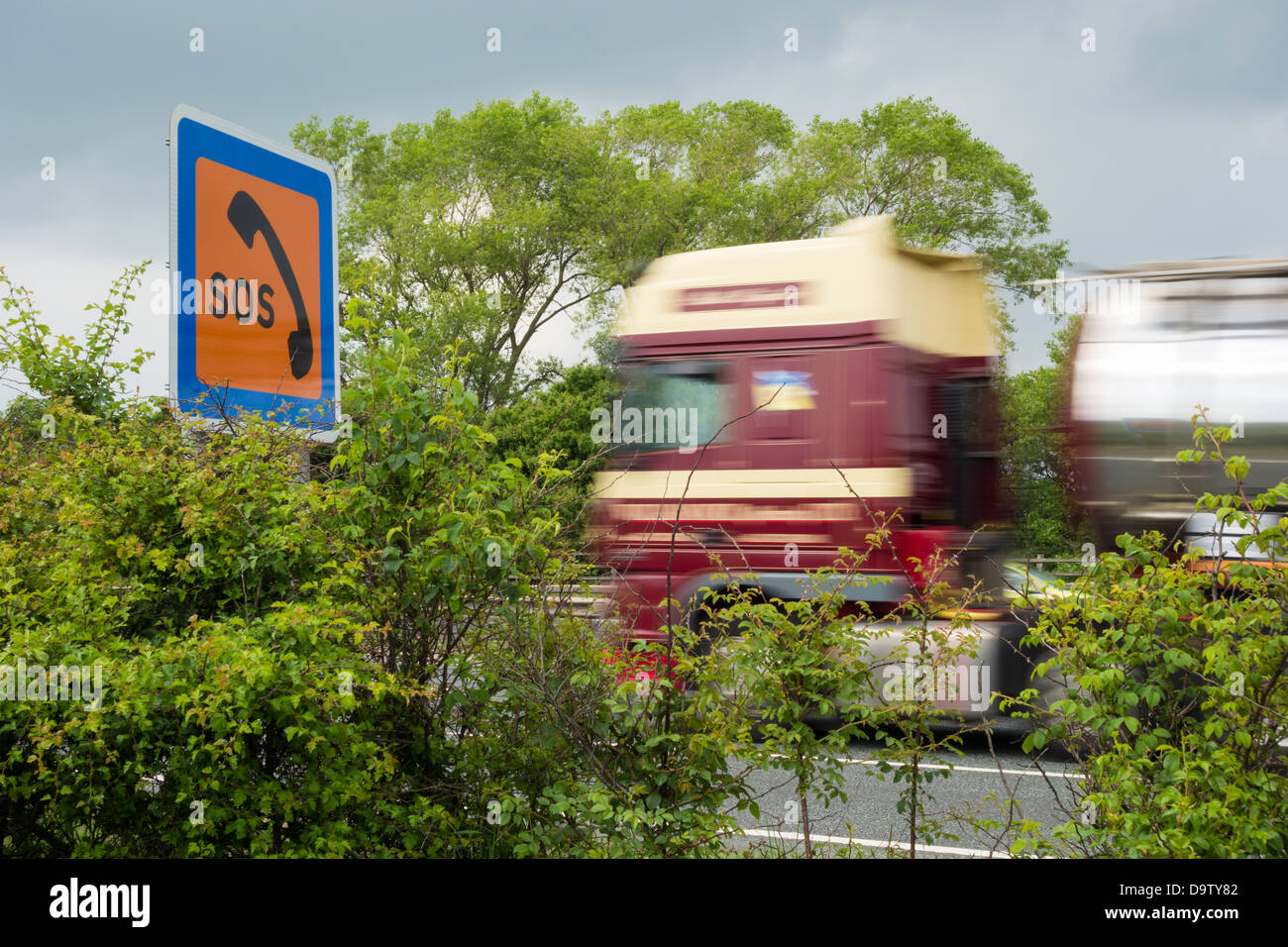 SOS-Zeichen auf zweispurigen in England, UK Stockfoto