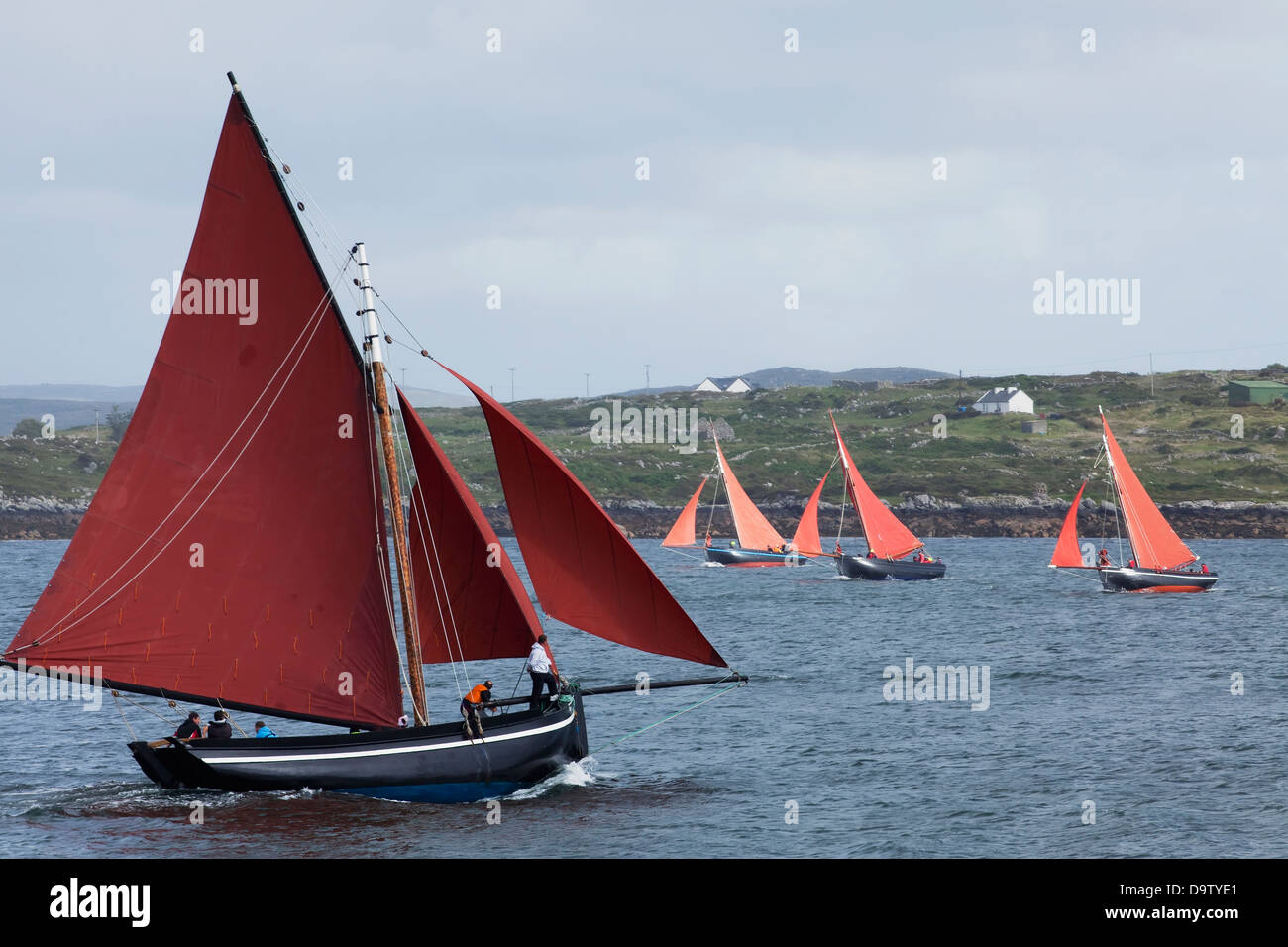 Roten Segelboote im Wasser für die Roundstone Regatta; Roundstone County Galway, Irland Stockfoto