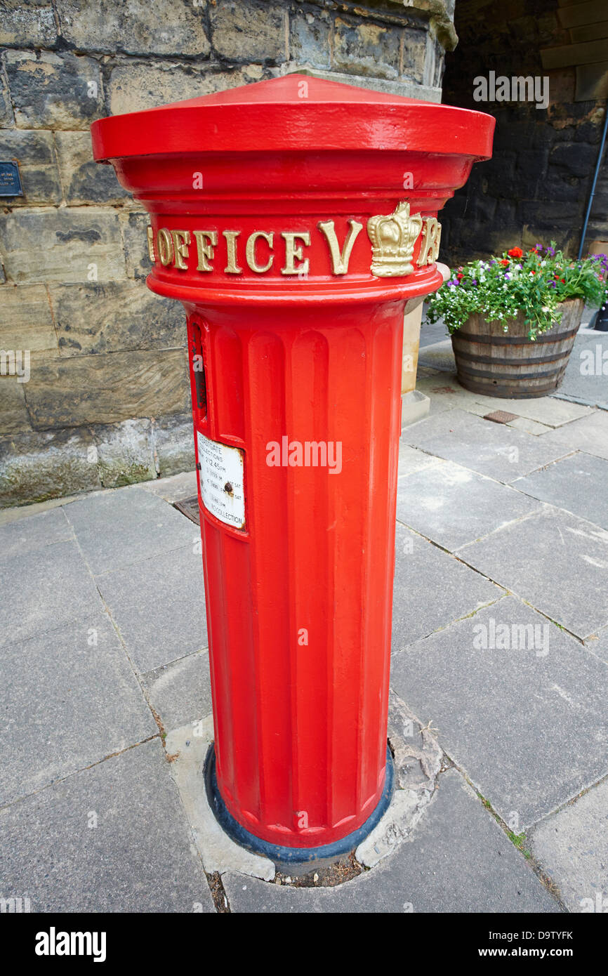 Säule-Box neben dem Westtor gegossen im Jahre 1856 an der Eagle-Gießerei-Birmingham, High Street Warwick Stockfoto
