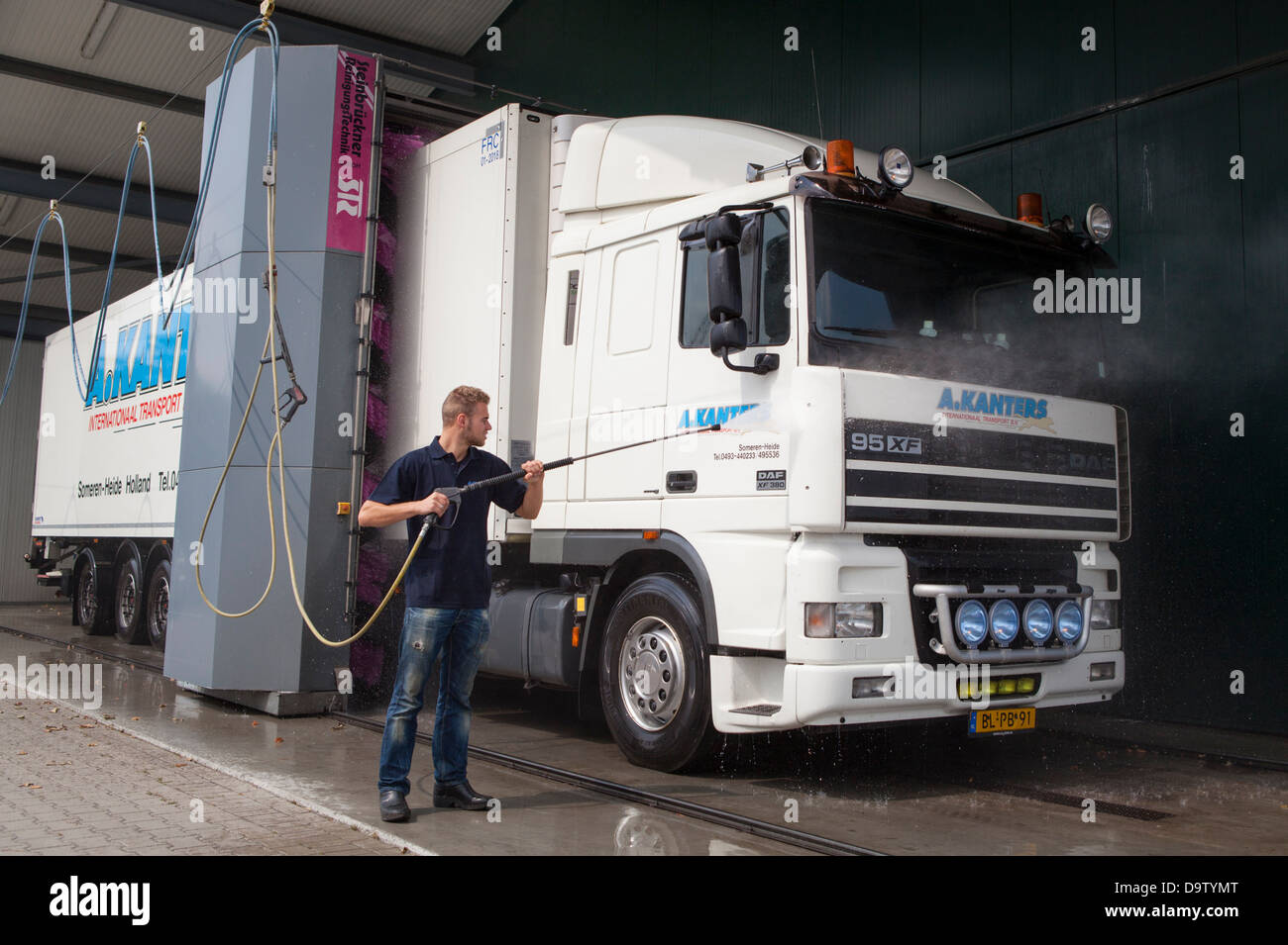 Fahrer eines Transportunternehmens wäscht seinen DAF 95XF LKW Stockfoto