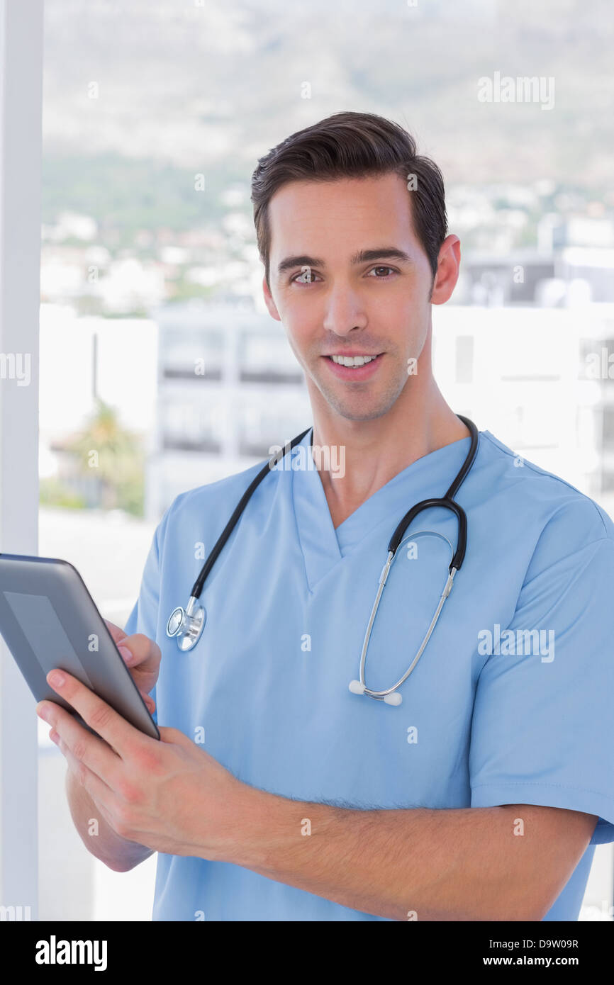 Krankenpfleger mit einem TabletPC Stockfoto