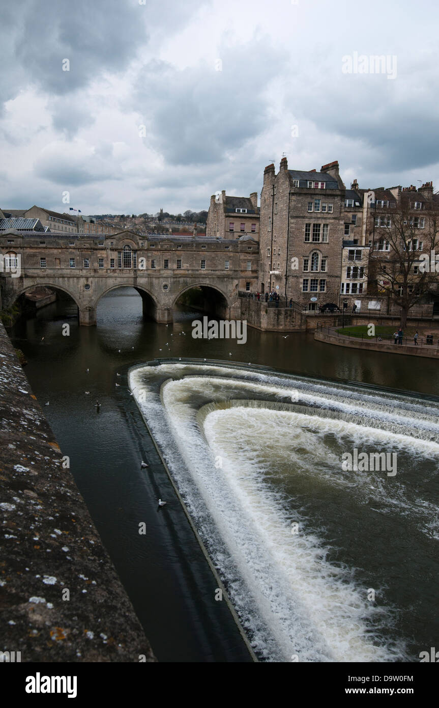 Pulteney Wehr auf die Bristol Avon River Badewanne Somerset England Großbritannien Stockfoto