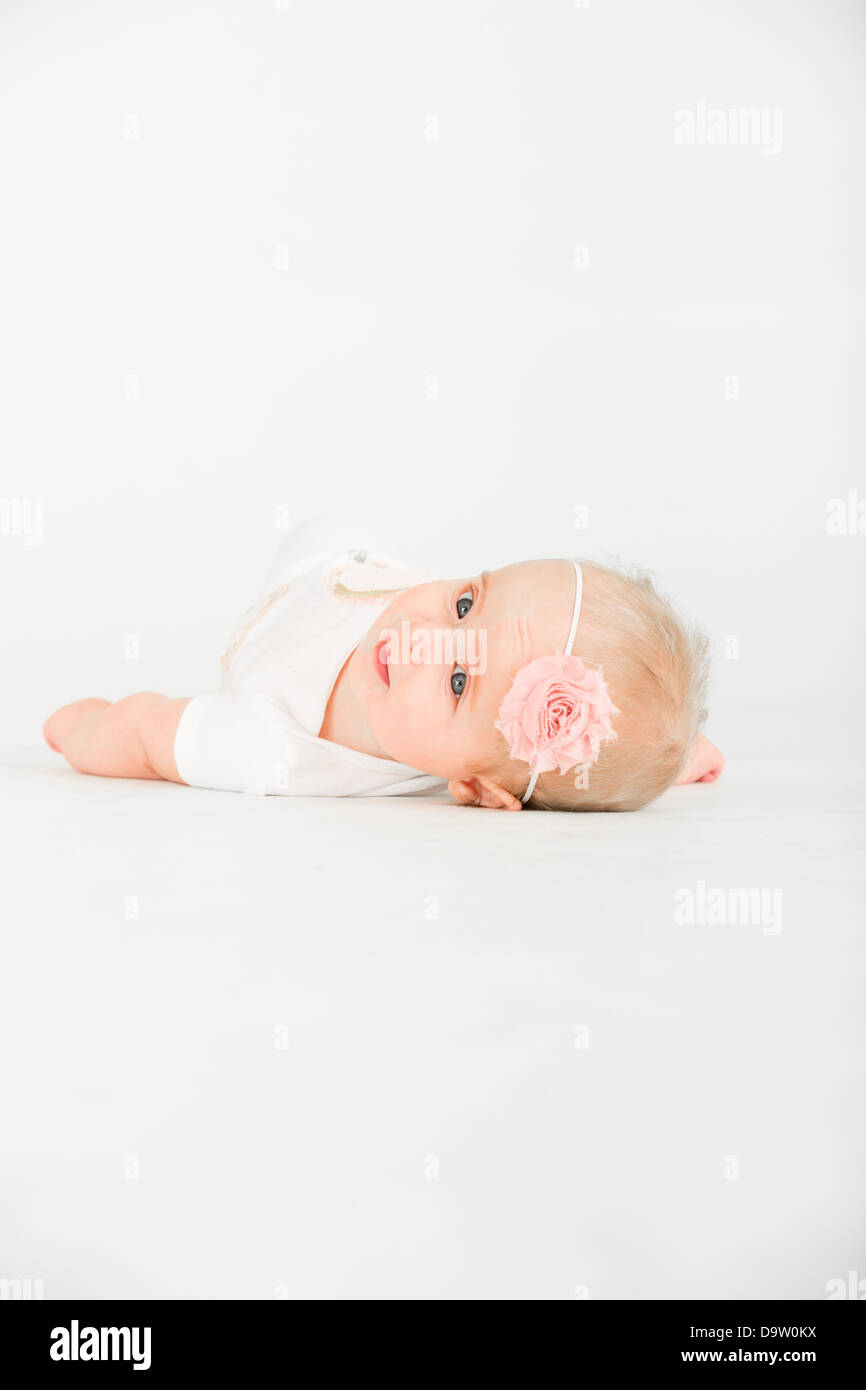 Studioaufnahme von Mädchen (2-5months) auf weißem Hintergrund Stockfoto