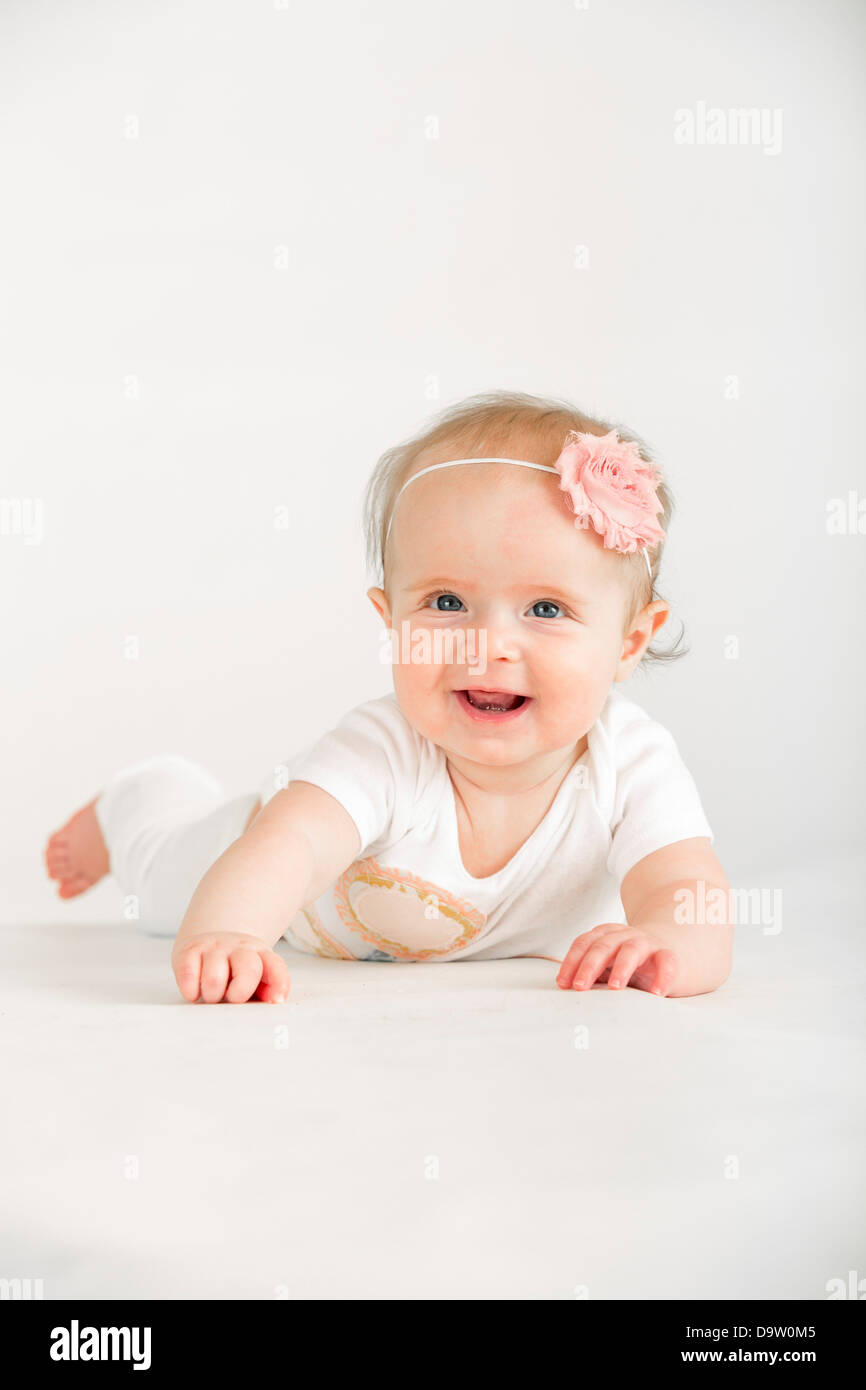 Studioaufnahme von Mädchen (2-5months) auf weißem Hintergrund Stockfoto