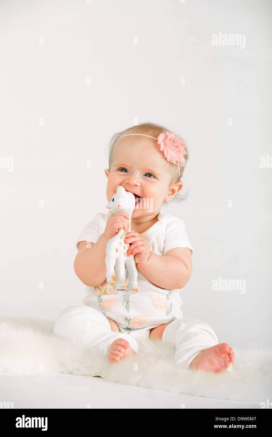 Studioaufnahme von Mädchen (2-5months) auf weißem Hintergrund Stockfoto