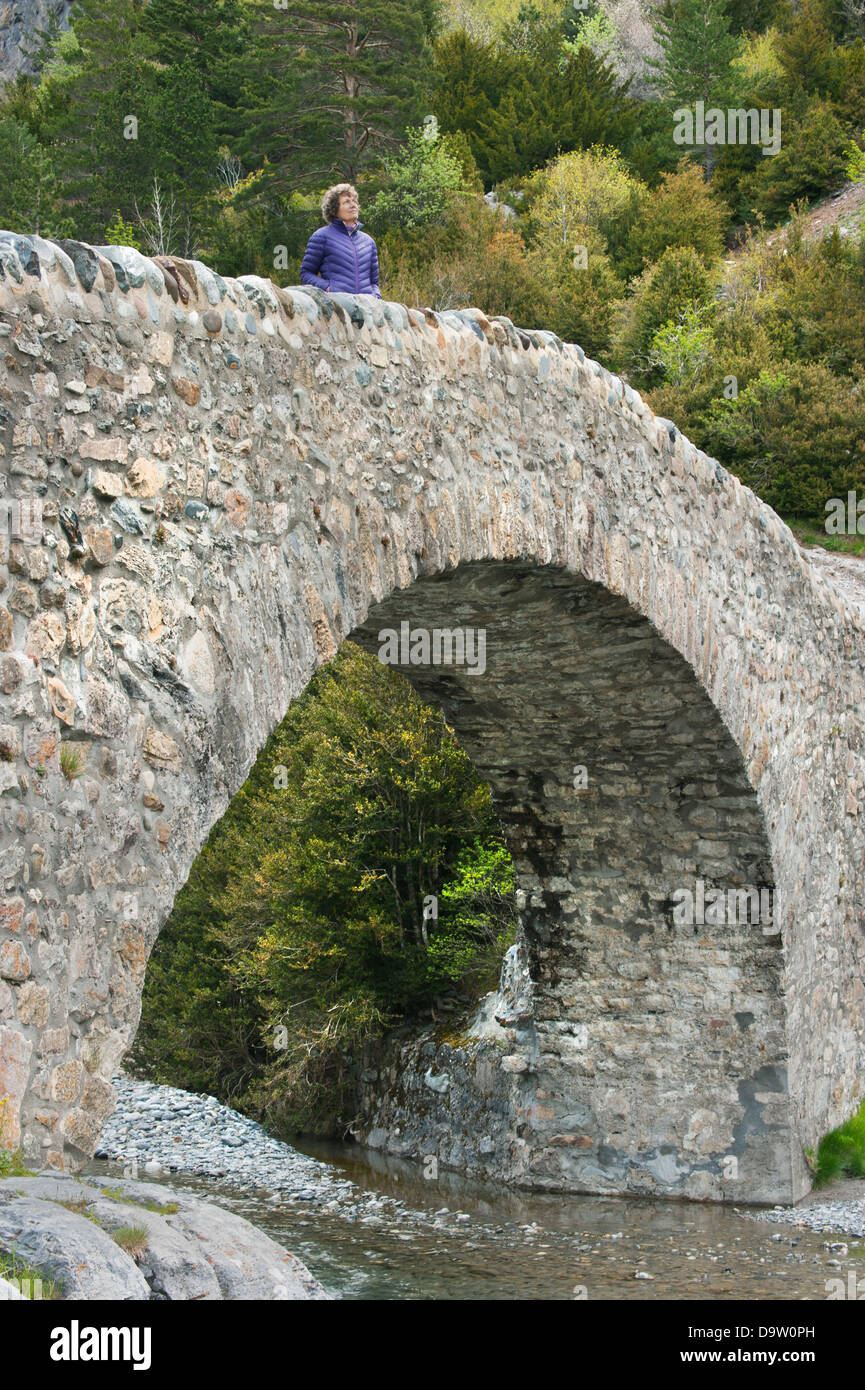 Frau auf romanische Brücke, Bujaruelo Tal, Fluss Ara, Nationalpark Ordesa-Monte Perdido, Pyrenäen, Spanien-UNESCO-Welterbe Stockfoto