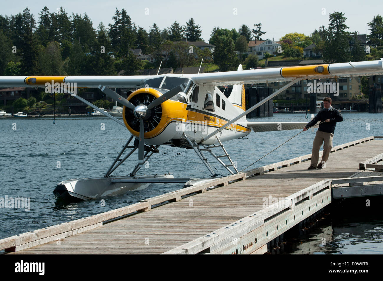 Schwimmer Flugzeug Pilot sein Flugzeug in Friday Harbor Marina, Friday Harbor, Washington in den San Juan Islands zu sichern. Stockfoto