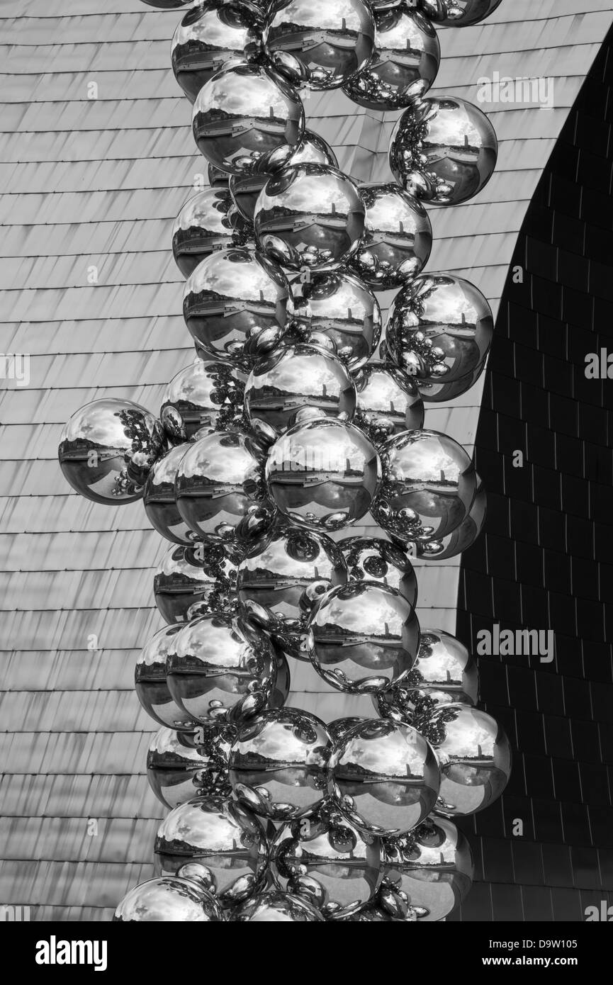 "Großer Baum & das Auge" Skulptur von Anish Kapoor, 2009, Guggenheim Museum, Bilbao, Spanien, Architekt: Frank Gehry B&W Stockfoto