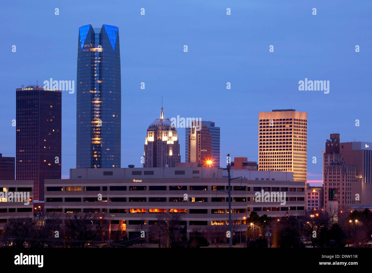 USA, Oklahoma, Oklahoma City Downtown City Skyline in der Abenddämmerung Stockfoto