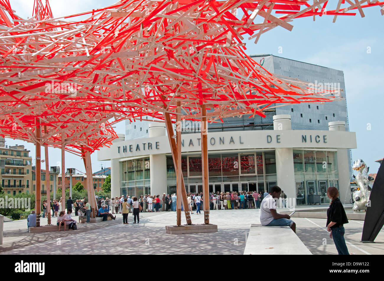 Nationaltheater - Theater National de Nice Frankreich Holzkunstinstallation von Arne Quinze Stockfoto