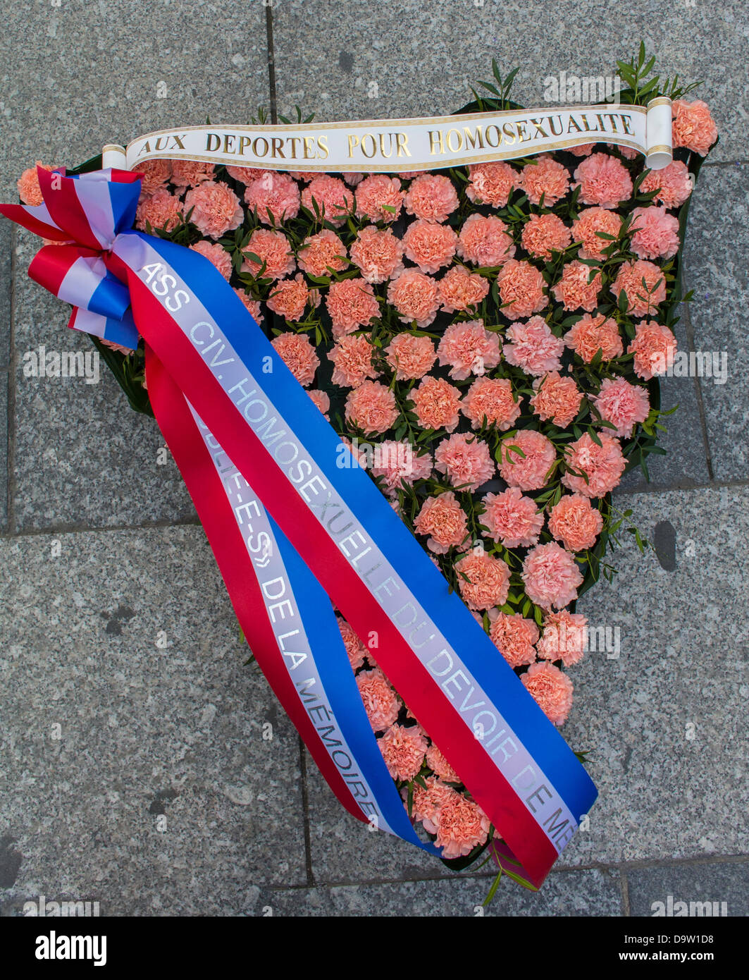 Paris, Frankreich. Pink Triangle Gay, Wreath, Zeremonie, Gedenkfeier für Homosexuelle aus dem Zweiten Weltkrieg, die von Nazis deportiert wurden, Diskriminierung, nie vergessen, Verfolgung von Homosexuellen in europa, Trauerblumen, Holocaust Stockfoto