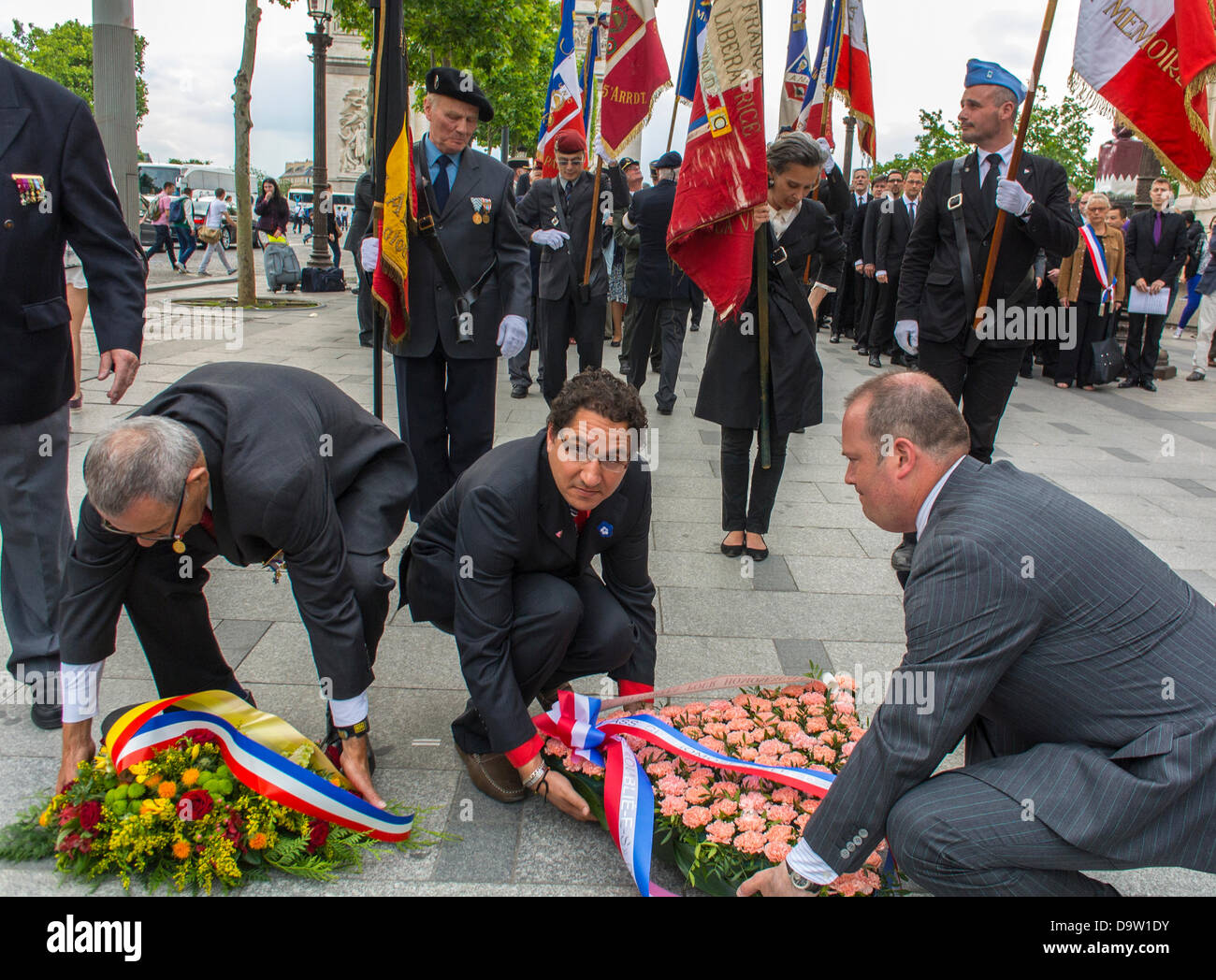 Paris, Frankreich. Menschenmassen, Männer, französische Beamte, bei Wreath-Zeremonie im Arc de Triomphe, Gedenkstätte für den Zweiten Weltkrieg UND rosa Dreieck Homosexuelle, die von Nazis deportiert wurden, Homophobie-Symbol, Diskriminierung, Trauerblumen, Gedenken an paris, Trauerkranz Stockfoto