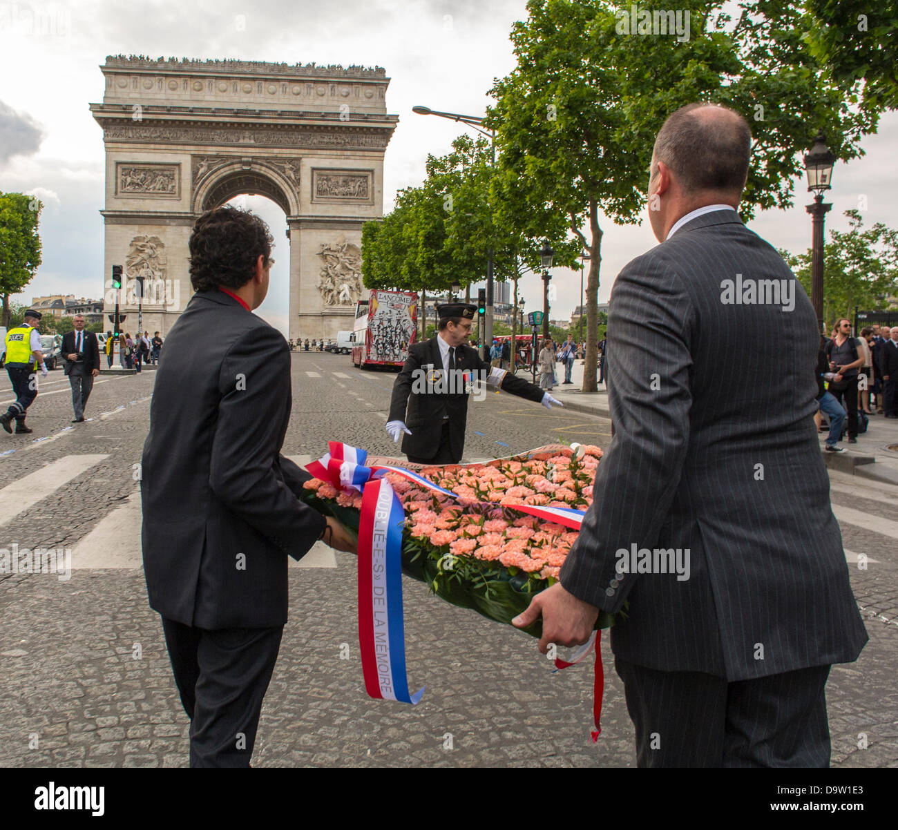 Paris, Frankreich. Kranzniederlegung am Triumphbogen, Avenue Champs Elysees, Gedenkstätte für die von Nazis deportierten Homosexuellen aus dem Zweiten Weltkrieg, Homophobie-Symbol, Diskriminierung, Verfolgung von Homosexuellen in europa, Trauerkranz Stockfoto