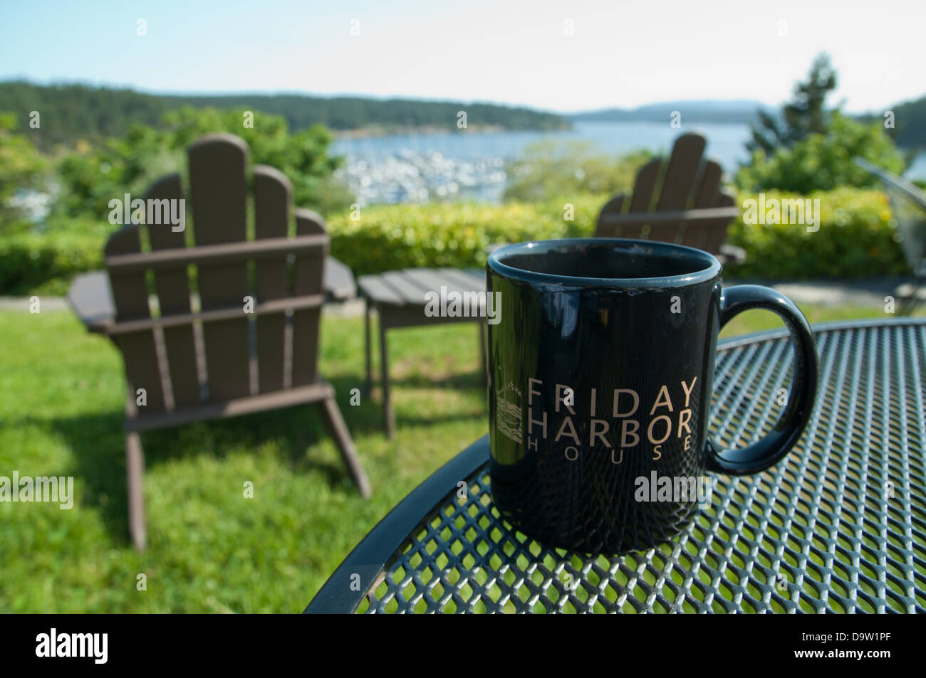 Kaffeetasse auf dem Tisch auf dem Rasen mit Blick auf Friday Harbor, Washington in Friday Harbor House. Stockfoto