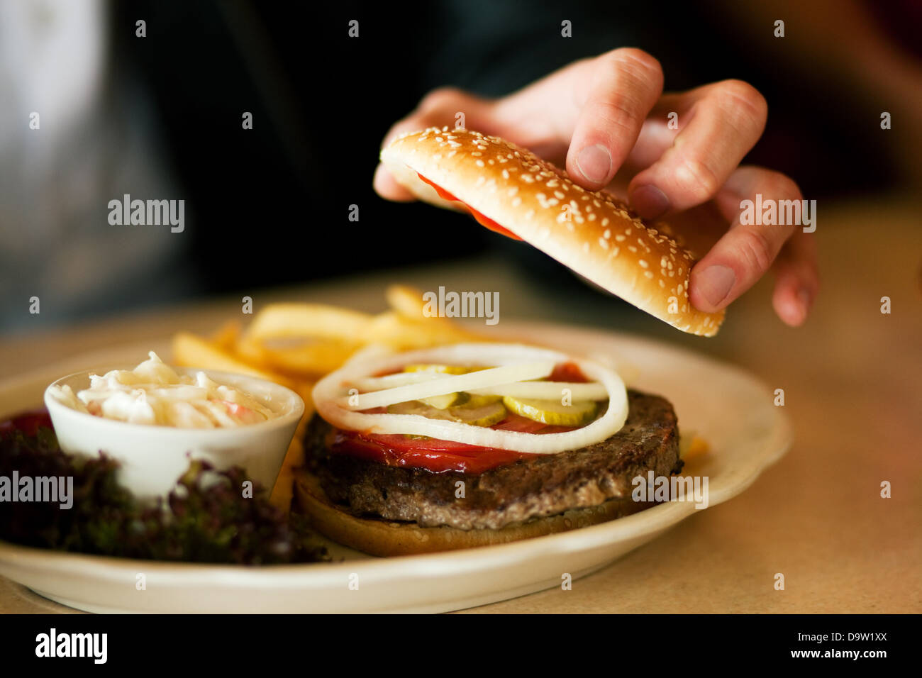 Mann in ein Restaurant oder einen Hamburger öffnen Essen Diner hineinschauen, geschossen mit verfügbaren Licht, sehr selektiven Fokus Stockfoto