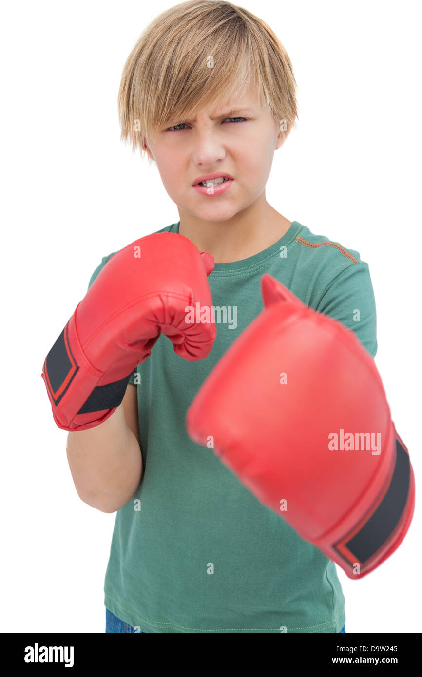 Wütend blonden Jungen mit Boxhandschuhen Stockfoto