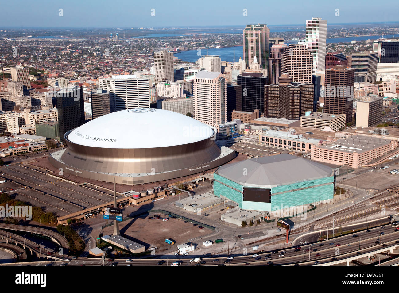 Die Innenstadt Von New Orleans Louisiana Aus Der Vogelperspektive Mit Dem Mercedes Benz Superdome Und New Orleans Arena Im Vordergrund Stockfotografie Alamy