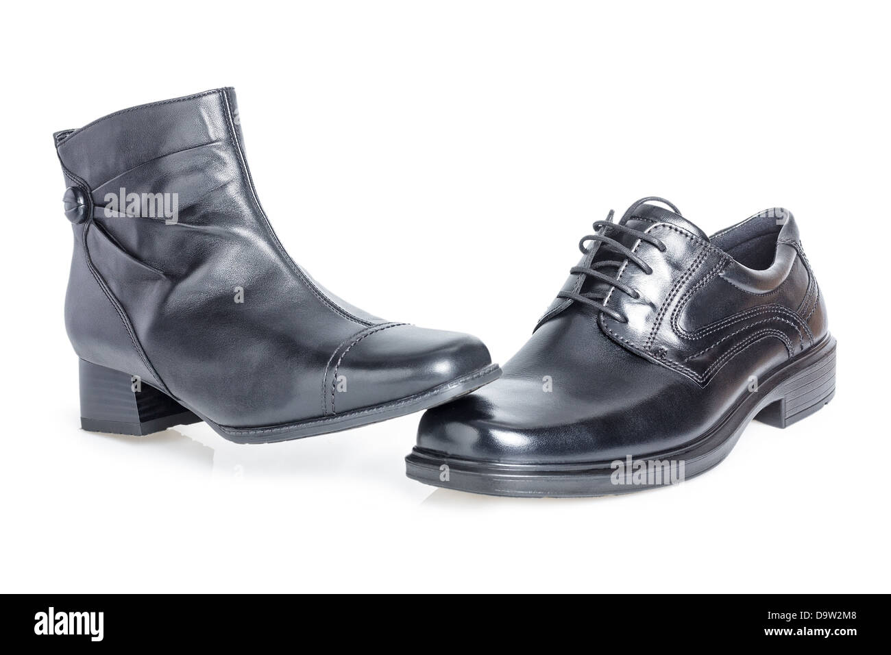 Schwarzer Damenschuh auf eine schwarze Männer Schuh Stockfoto