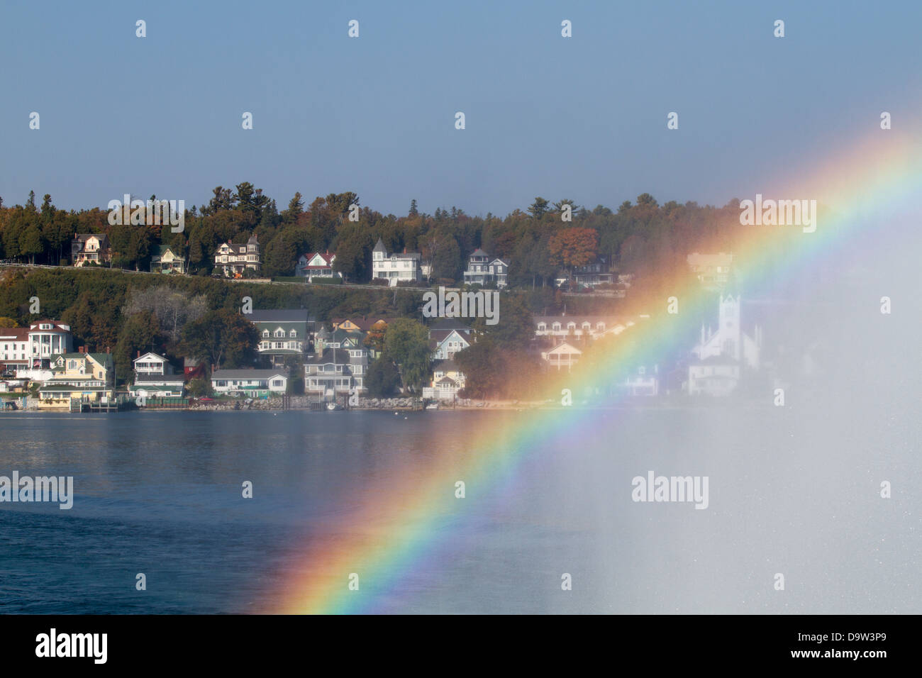 Mackinac Island Harbor, von Offshore-in Huron-See, durch einen Regenbogen gesehen. Stockfoto