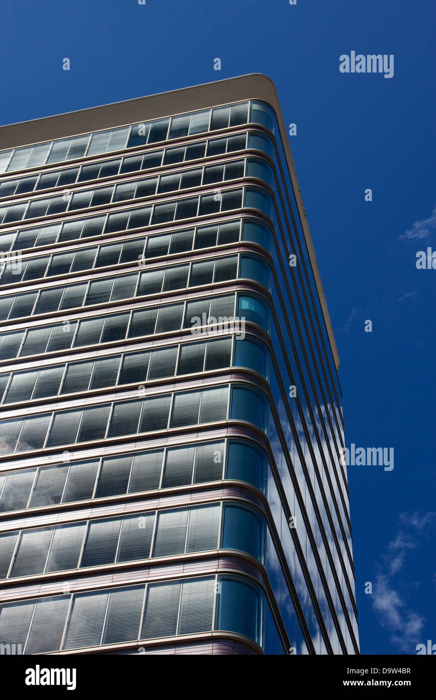 Ecke der 18 Geschichte DWI-Turm in Hamburg, Deutschland, gebaut im Jahr 2007, die modernistische Astra-Turm zu ersetzen. Stockfoto