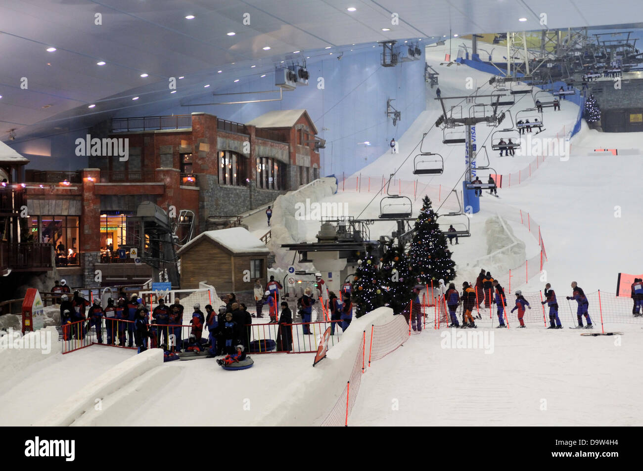 Touristen genießen Sie Skifahren in einer Mall, Ski Dubai, Dubai